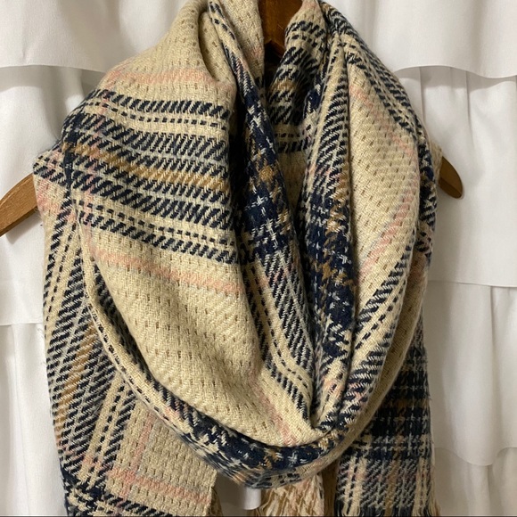 Modena Scarf - Picture 3 of 4